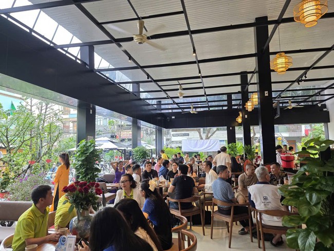Cảnh tượng tại qu&aacute;n c&agrave; ph&ecirc; của &ocirc;ng Đặng L&ecirc; Nguy&ecirc;n Vũ ở đường T&acirc;n Sơn Nh&igrave;, TPHCM - Ảnh 1.