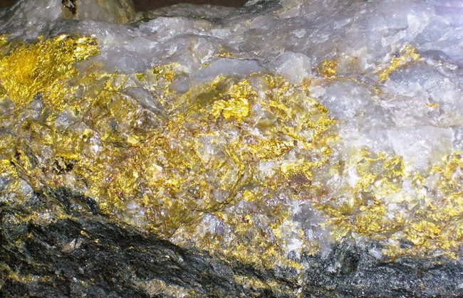 Ngồi tr&ecirc;n mỏ v&agrave;ng 250 tấn, quốc gia n&agrave;y trao quyền khai th&aacute;c 1,4 triệu hecta cho doanh nghiệp Trung Quốc, c&aacute;c c&ocirc;ng ty phương T&acirc;y ngậm ng&ugrave;i đứng nh&igrave;n - Ảnh 1.