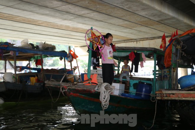 Trung thu của những đứa trẻ xóm chài trên vịnh Hạ Long - Ảnh 4.