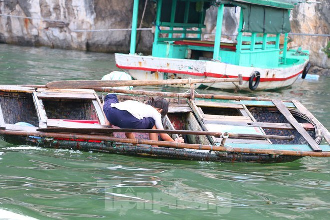 Trung thu của những đứa trẻ xóm chài trên vịnh Hạ Long - Ảnh 6.