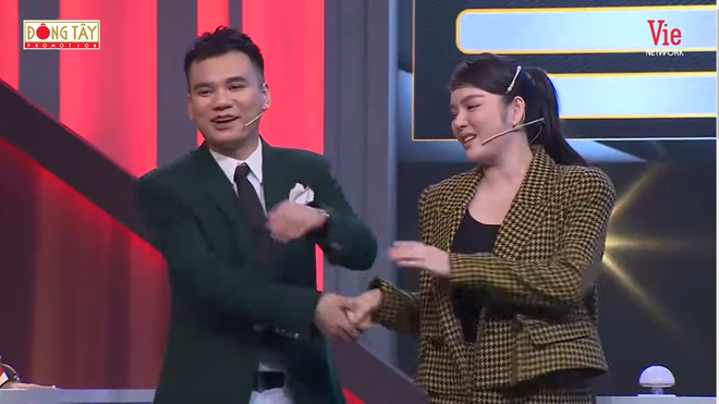 Lý Nhã Kỳ cố tình đụng chạm, Khắc Việt: Anh có vợ rồi - Ảnh 5. Lý Nhã Kỳ cố tình đụng chạm, Khắc Việt: Anh có vợ rồi - Ảnh 5.