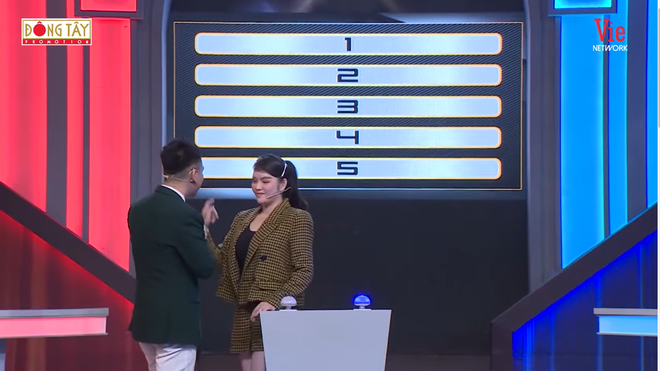 Lý Nhã Kỳ cố tình đụng chạm, Khắc Việt: Anh có vợ rồi - Ảnh 4. Lý Nhã Kỳ cố tình đụng chạm, Khắc Việt: Anh có vợ rồi - Ảnh 4.