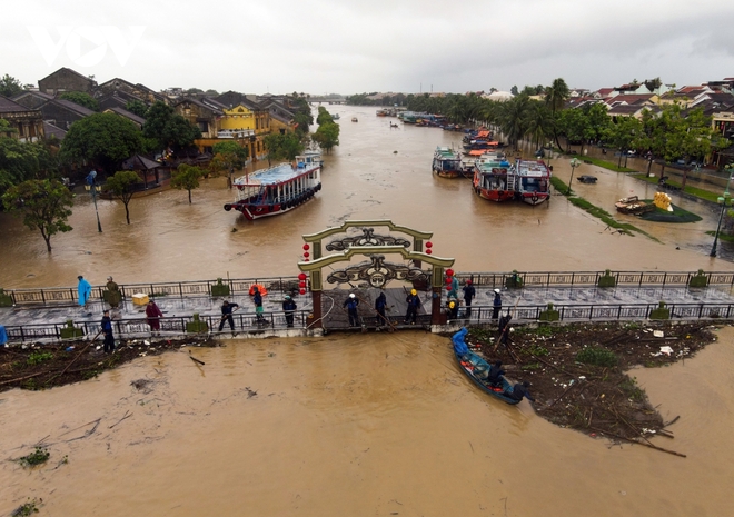 Thời tiết 10/10: Miền Trung tiếp tục mưa to diên rộng, nhiều nơi ngập lụt - Ảnh 1.