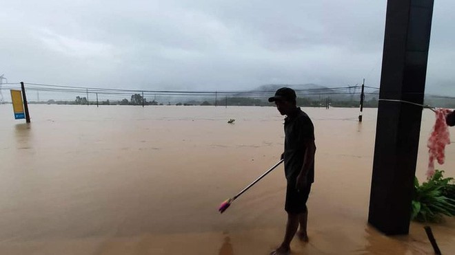Quảng Nam nước lên, nhiều nơi bị ngập, hàng loạt thủy điện xả lũ điều tiết nước - Ảnh 2.