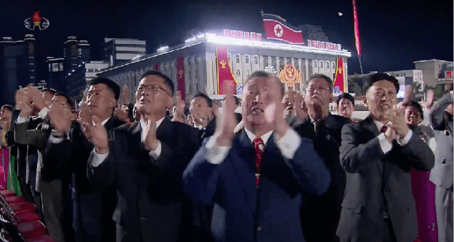 Chủ tịch Triều Tiên Kim Jong-un có bài phát biểu hiếm hoi trong lễ duyệt binh mừng ngày thành lập đảng - Ảnh 3.