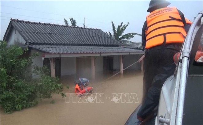 Bão số 6 trên đất liền các tỉnh Quảng Nam, Quảng Ngãi suy yếu thành áp thấp nhiệt đới - Ảnh 2.