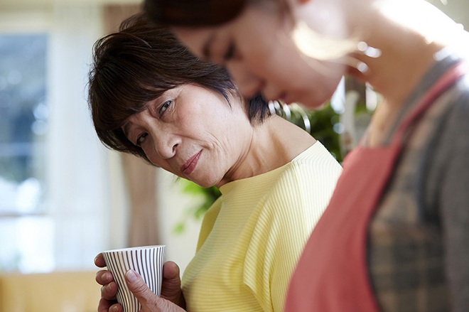 Mẹ chồng đến chăm con dâu ở cữ, nàng dâu ngậm ngùi nhìn hai mâm cơm khác biệt lúc chồng ở nhà và đi vắng - Ảnh 1. Mẹ chồng đến chăm con dâu ở cữ, nàng dâu ngậm ngùi nhìn hai mâm cơm khác biệt lúc chồng ở nhà và đi vắng - Ảnh 1.