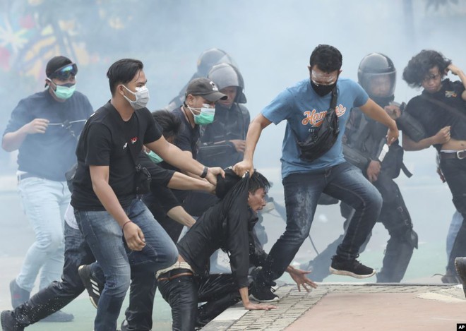 24h qua ảnh: Quang cảnh tan hoang sau khi siêu bão quét qua nước Mỹ - Ảnh 7.