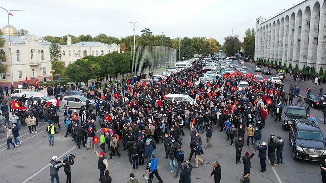 Từ mâu thuẫn tới biểu tình: Kyrgyzstan chứng kiến giọt nước tràn ly của cuộc tranh giành quyền lực gay gắt - Ảnh 1.