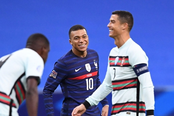 Kylian Mbappe cười tít mắt khi được đối đầu với thần tượng Ronaldo - Ảnh 1.