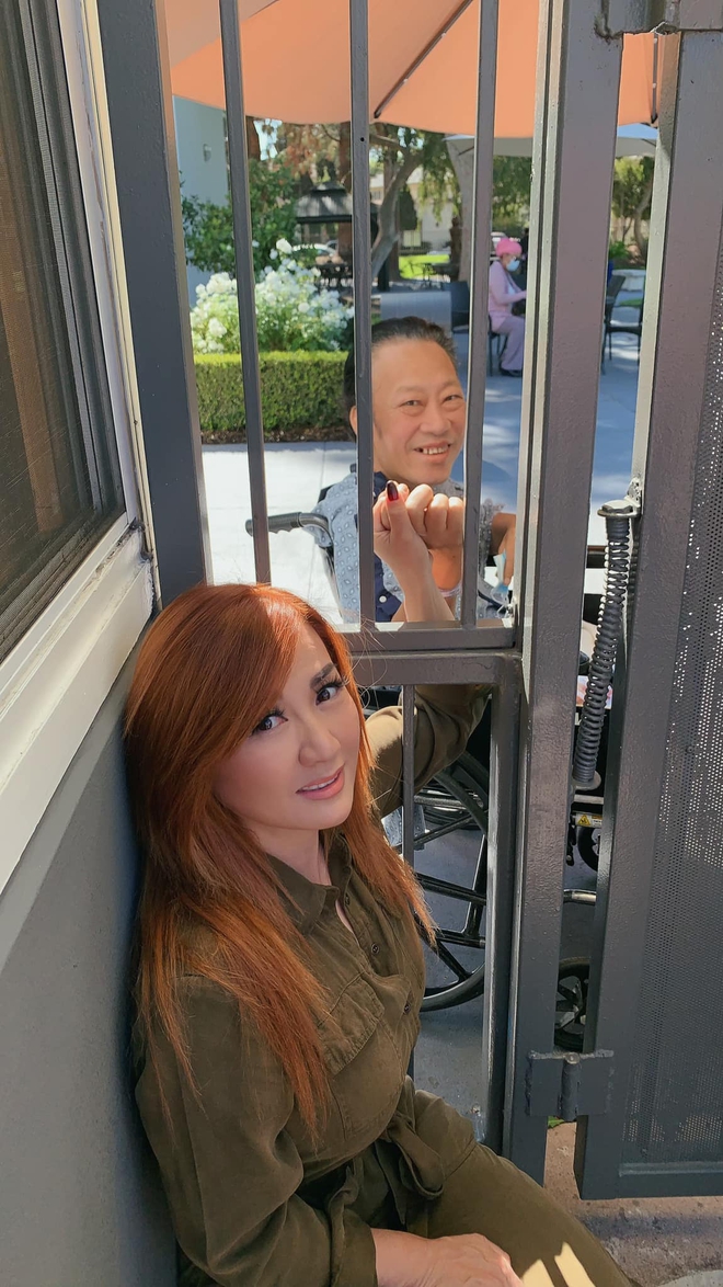 Trizzie Phương Trinh: Anh ngồi bên kia cổng sắt với 1 chân đã mất mà không kìm được nước mắt - Ảnh 3. Trizzie Phương Trinh: Anh ngồi bên kia cổng sắt với 1 chân đã mất mà không kìm được nước mắt - Ảnh 3.
