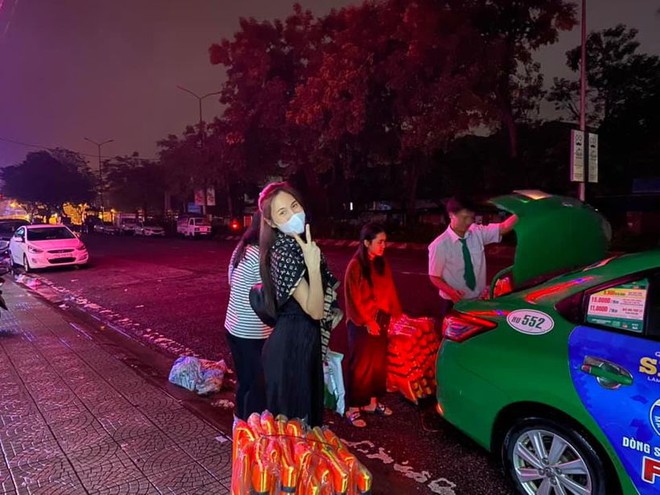 Vợ bất chấp nguy hiểm đi tới vùng lũ, Công Vinh: Có cô vợ trời hành nên không kịp trở tay! - Ảnh 3. Vợ bất chấp nguy hiểm đi tới vùng lũ, Công Vinh: Có cô vợ trời hành nên không kịp trở tay! - Ảnh 3.