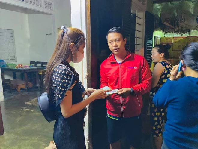 Vợ bất chấp nguy hiểm đi tới vùng lũ, Công Vinh: Có cô vợ trời hành nên không kịp trở tay! - Ảnh 4. Vợ bất chấp nguy hiểm đi tới vùng lũ, Công Vinh: Có cô vợ trời hành nên không kịp trở tay! - Ảnh 4.