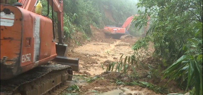 Trực thăng xuất hiện ở khu vực thuỷ điện Rào Trăng 3, quân đội tiếp tục vào hiện trường - Ảnh 6.