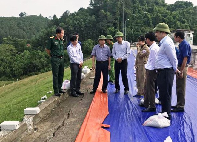 Xuất hiện vết nứt sâu giữa đập thủy lợi chứa gần 200 triệu m3 nước - Ảnh 2.