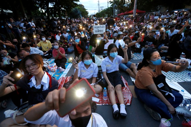 Thái Lan ban hành sắc lệnh khẩn cấp lúc 4h sáng vì tình hình biểu tình phức tạp - Ảnh 1.