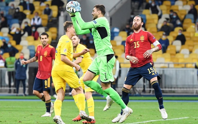 Đội hình tiêu biểu Nations League tuần này: Vinh danh người đóng thế Ronaldo - Ảnh 1.