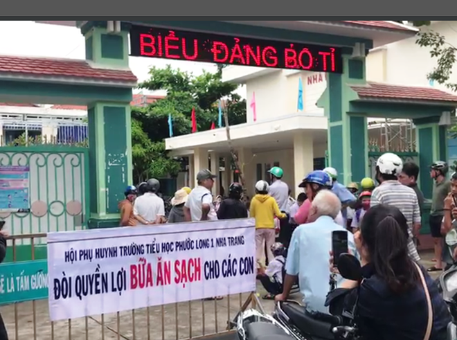 Nha Trang: Lập đoàn kiểm tra trường tiểu học bị tố bớt xén bữa ăn học sinh - Ảnh 2.