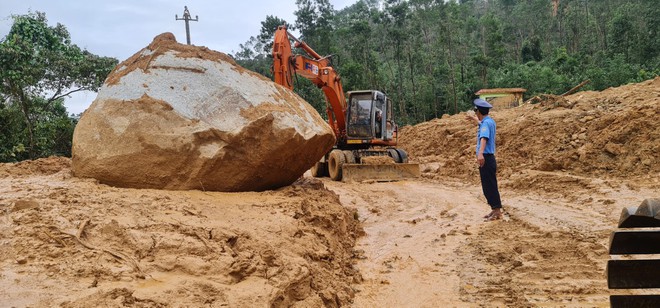 Công binh lên phương án nổ mìn phá đá, mở đường vào Rào Trăng 3; Chưa có tung tích 15 người mất tích - Ảnh 1.