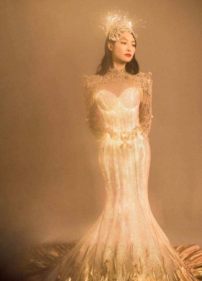 Nữ thần Kim Ưng 2020 bị chê thảm họa, dân mạng nhiệt tình ‘ném đá’ vì bộ váy quê mùa - Ảnh 2.
