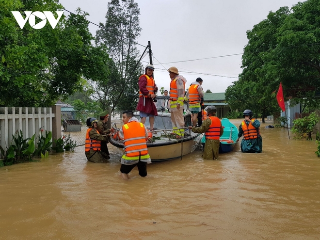 Nước lũ tràn qua Quốc lộ 1A, BOT ở Quảng Trị phải xả trạm - Ảnh 5.