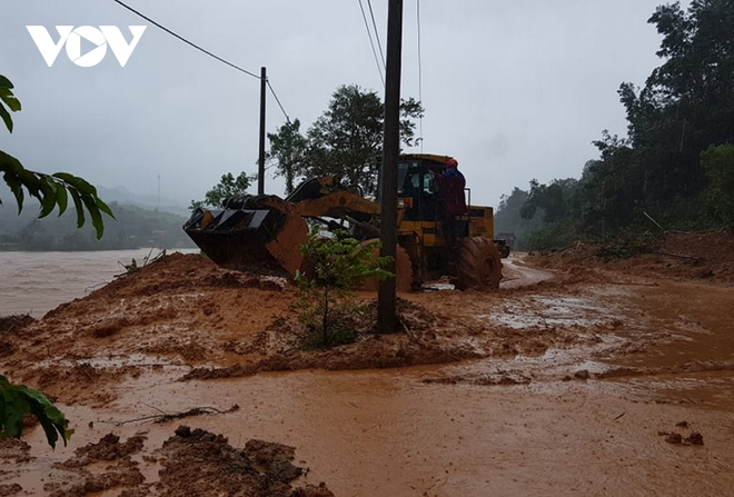 Nước lũ tràn qua Quốc lộ 1A, BOT ở Quảng Trị phải xả trạm - Ảnh 7.