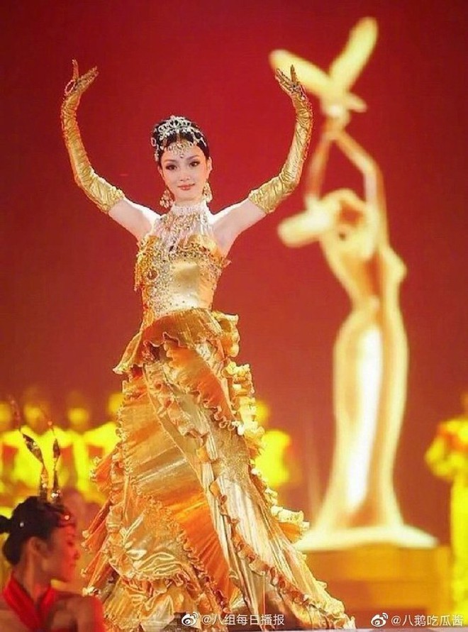 Nữ thần Kim Ưng 2020 bị chê thảm họa, dân mạng nhiệt tình ‘ném đá’ vì bộ váy quê mùa - Ảnh 6.