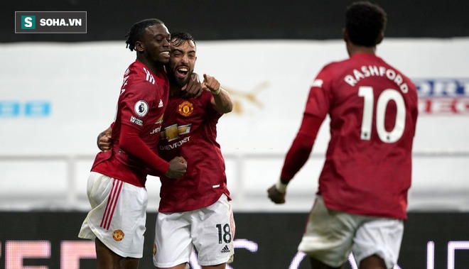 Man United thắng đậm thót tim đầy hư cấu, Bruno Fernandes vụt biến từ tội đồ thành người hùng - Ảnh 3. Man United thắng đậm thót tim đầy hư cấu, Bruno Fernandes vụt biến từ tội đồ thành người hùng - Ảnh 3.