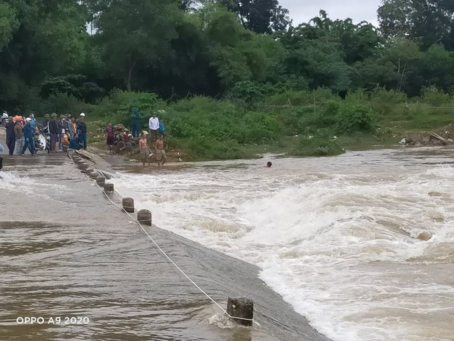 Lật thuyền trong đêm mưa, 3 người đàn ông bị rơi xuống sông - Ảnh 2.