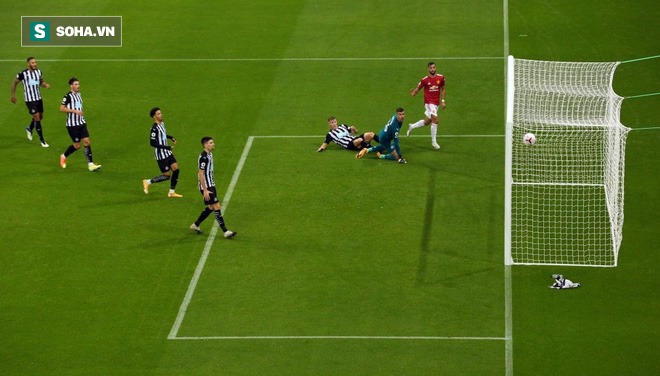 Man United thắng đậm thót tim đầy hư cấu, Bruno Fernandes vụt biến từ tội đồ thành người hùng - Ảnh 1. Man United thắng đậm thót tim đầy hư cấu, Bruno Fernandes vụt biến từ tội đồ thành người hùng - Ảnh 1.