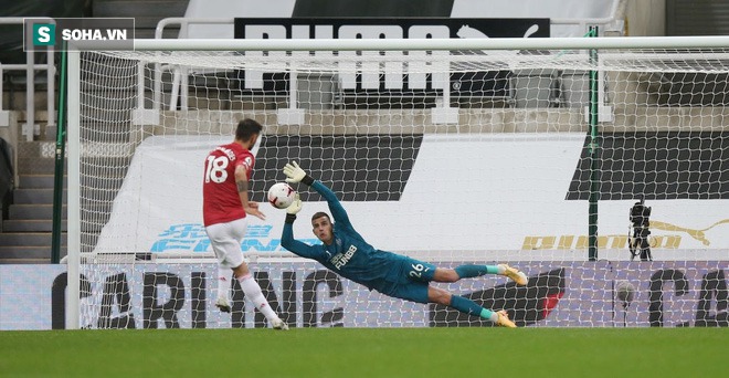 Man United thắng đậm thót tim đầy hư cấu, Bruno Fernandes vụt biến từ tội đồ thành người hùng - Ảnh 2. Man United thắng đậm thót tim đầy hư cấu, Bruno Fernandes vụt biến từ tội đồ thành người hùng - Ảnh 2.