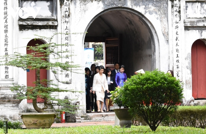 Phu nhân Thủ tướng Nhật Bản thăm Văn Miếu Quốc Tử Giám và Bảo tàng Phụ nữ Việt Nam - Ảnh 1.