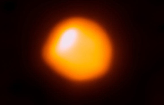 Vật thể sắp nổ to bằng 764 Mặt Trời, ở gần Trái Đất hơn tưởng tượng - Ảnh 1.