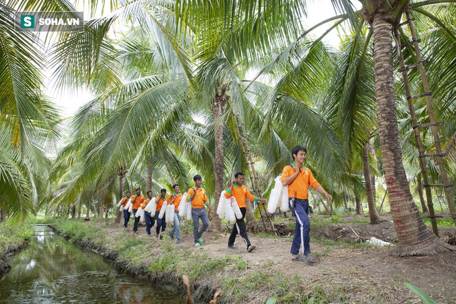 Cặp vợ chồng Việt - Khmer bỏ Sài Gòn về quê làm nghề mát -xa kỳ lạ, giúp nông dân làm giàu gấp 3 lần - Ảnh 2.