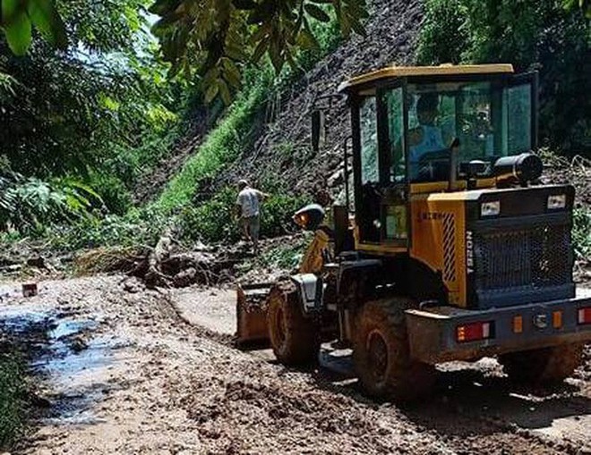 Hàng ngàn khối đất đá vùi lấp Quốc lộ 28, giao thông tê liệt - Ảnh 10.