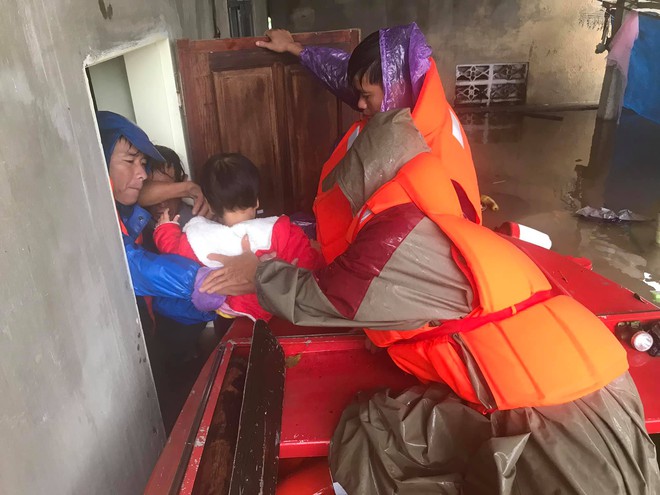 Video đoàn ô tô bò trên QL1A ngập sâu, người đi xe máy bị nước lũ xô nghiêng ngả - Ảnh 11. Video đoàn ô tô bò trên QL1A ngập sâu, người đi xe máy bị nước lũ xô nghiêng ngả - Ảnh 11.