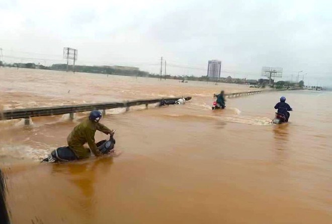 Video đoàn ô tô bò trên QL1A ngập sâu, người đi xe máy bị nước lũ xô nghiêng ngả - Ảnh 16. Video đoàn ô tô bò trên QL1A ngập sâu, người đi xe máy bị nước lũ xô nghiêng ngả - Ảnh 16.