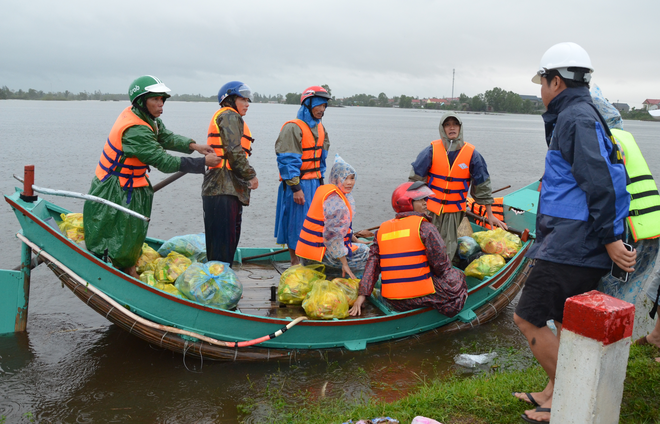 Miếng cơm ăn vội dưới mưa trên đường đưa đồ tiếp tế cho dân bị lũ cô lập ở Quảng Bình - Ảnh 5. Miếng cơm ăn vội dưới mưa trên đường đưa đồ tiếp tế cho dân bị lũ cô lập ở Quảng Bình - Ảnh 5.