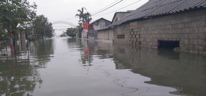 Video đoàn ô tô bò trên QL1A ngập sâu, người đi xe máy bị nước lũ xô nghiêng ngả - Ảnh 12. Video đoàn ô tô bò trên QL1A ngập sâu, người đi xe máy bị nước lũ xô nghiêng ngả - Ảnh 12.