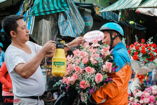 Chợ hoa sỉ lớn nhất Sài Gòn nhộn nhịp khách mua lẻ - Ảnh 4.