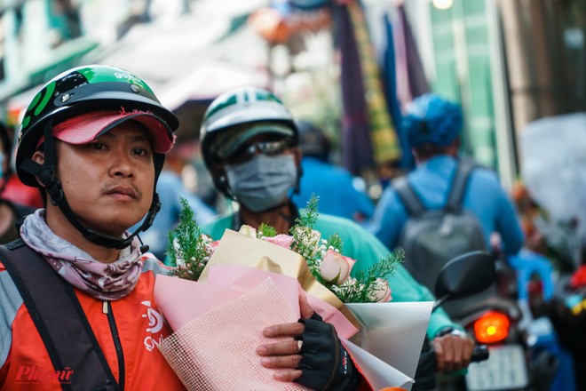 Chợ hoa sỉ lớn nhất Sài Gòn nhộn nhịp khách mua lẻ - Ảnh 8.
