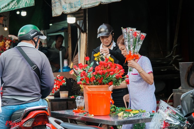 Chợ hoa sỉ lớn nhất Sài Gòn nhộn nhịp khách mua lẻ - Ảnh 9.