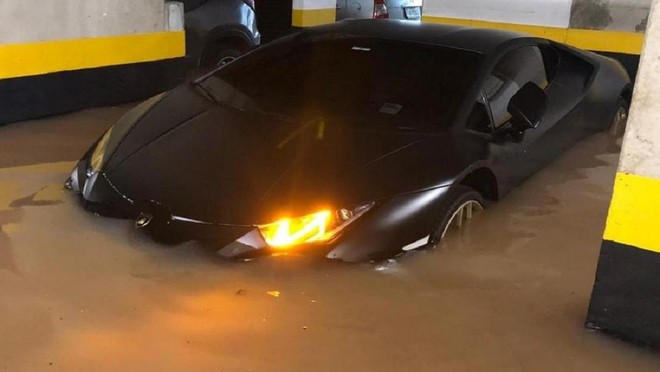 Buốt ruột Lamborghini 8 tỷ nhem nhuốc bùn đất, nước lũ tràn vào khoang lái - Ảnh 1.