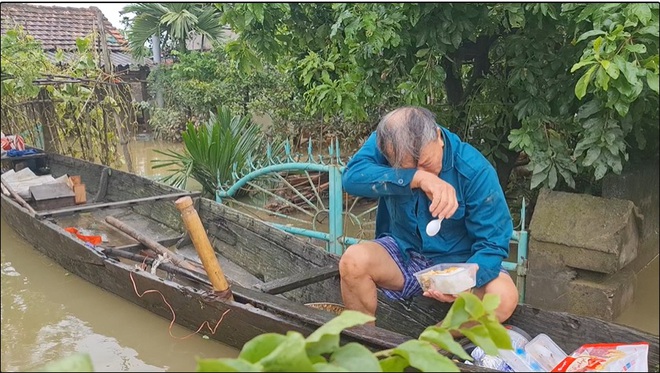 Cụ ông bật khóc khi nhận hộp cơm nóng sau nhiều ngày cô lập trong lũ ở Quảng Bình - Ảnh 1. Cụ ông bật khóc khi nhận hộp cơm nóng sau nhiều ngày cô lập trong lũ ở Quảng Bình - Ảnh 1.
