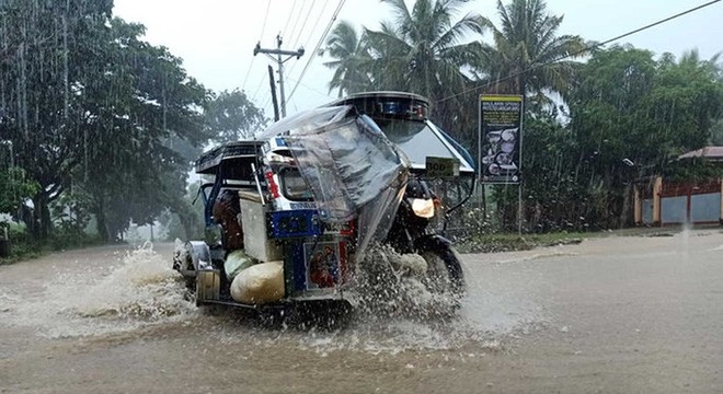 Dự báo thêm về hướng đi của bão số 8 (bão Saudel) sau khi vào biển Đông - Ảnh 1.