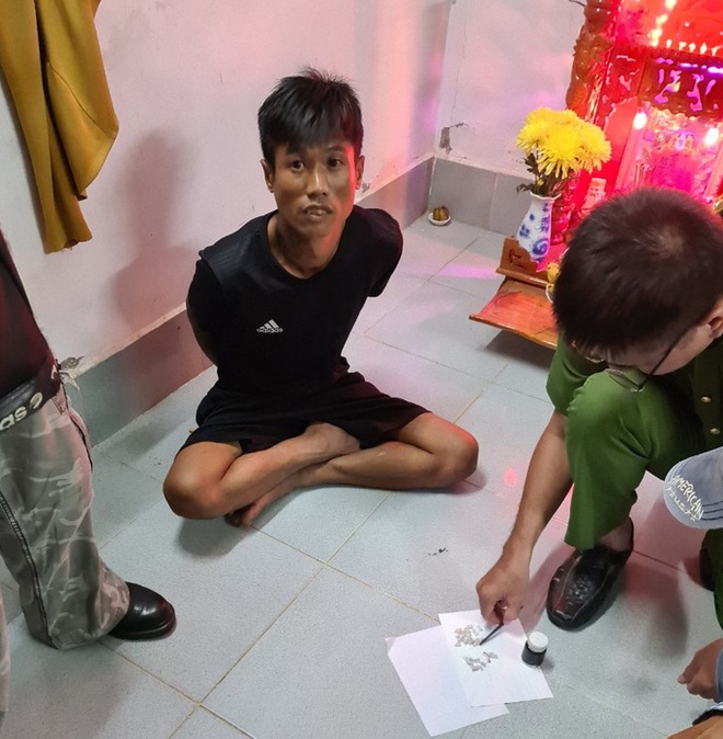 Bắt 9 đối tượng, thu 199 tép heroin, 9 điện thoại - Ảnh 2.