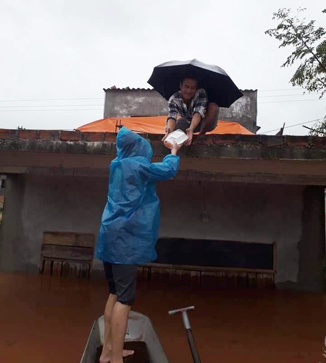 Cụ ông bật khóc khi nhận hộp cơm nóng sau nhiều ngày cô lập trong lũ ở Quảng Bình - Ảnh 2. Cụ ông bật khóc khi nhận hộp cơm nóng sau nhiều ngày cô lập trong lũ ở Quảng Bình - Ảnh 2.