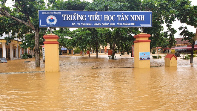 Cụ ông bật khóc khi nhận hộp cơm nóng sau nhiều ngày cô lập trong lũ ở Quảng Bình - Ảnh 4. Cụ ông bật khóc khi nhận hộp cơm nóng sau nhiều ngày cô lập trong lũ ở Quảng Bình - Ảnh 4.