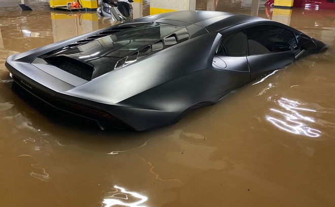 "Buốt ruột" Lamborghini 8 tỷ nhem nhuốc bùn đất, nước lũ tràn vào khoang lái