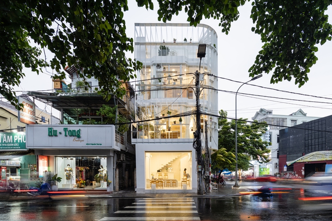 Huế: Căn nhà cũ kỹ, tồi tàn sau khi cải tạo sáng bừng cả góc phố, đẹp lạ trên báo Mỹ - Ảnh 1. Huế: Căn nhà cũ kỹ, tồi tàn sau khi cải tạo sáng bừng cả góc phố, đẹp lạ trên báo Mỹ - Ảnh 1.
